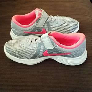 Girls tennis shoes. Nike